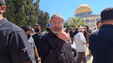 Itamar Ben Gvir se roagă pe Esplanada Moscheilor, în Ierusalimul de Est ocupat şi anexat, şi încalcă statu-quoul, de Ziua postului şi doliului în calendarul ebraic, Ticha Be’av, împreună cu sute de evrei, inclusiv colonişti