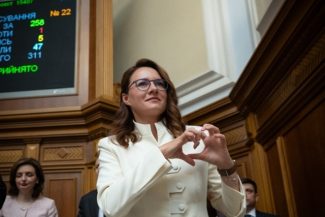 Şefa Guvernului ucrainean Iulia Svîrîdenko demisionează, cu acordul Parlamentului, în cadrul unei remanieri anunţate de Zelenski în weekend, care nu a anunţat un nou premier