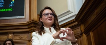 Şefa Guvernului ucrainean Iulia Svîrîdenko demisionează, cu acordul Parlamentului, în cadrul unei remanieri anunţate de Zelenski în weekend, care nu a anunţat un nou premier