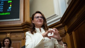 Şefa Guvernului ucrainean Iulia Svîrîdenko demisionează, cu acordul Parlamentului, în cadrul unei remanieri anunţate de Zelenski în weekend, care nu a anunţat un nou premier