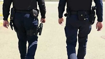 Bucureşti: Bărbat care ar fi intenţionat să se arunce de pe podul Basarab, oprit de jandarmi/ El a fost preluat de un echipaj medical