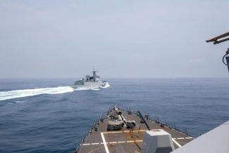Japonia acuză pentru prima oară China de desfăşurarea unui exerciţiu de tir cu muniţie reală în zona economică exclusivă japoneză, în cadrul unor manevre comune cu Rusia