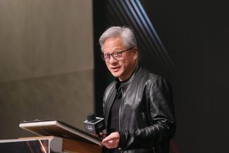 O geacă de piele purtată de directorul Nvidia, Jensen Huang, s-a vândut cu aproape un milion de dolari la licitaţie