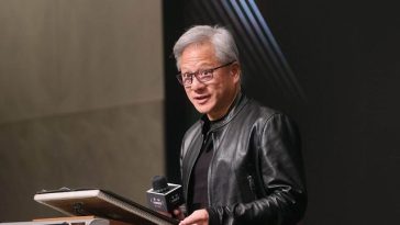 O geacă de piele purtată de directorul Nvidia, Jensen Huang, s-a vândut cu aproape un milion de dolari la licitaţie