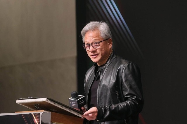 O geacă de piele purtată de directorul Nvidia, Jensen Huang, s-a vândut cu aproape un milion de dolari la licitaţie