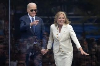 Joe Biden anunţă că tratamentul său împotriva cancerului ”agresiv” la prostată ”merge cu adevărat bine” şi că lansează, la 17 noiembrie o carte, “Promise me, America”