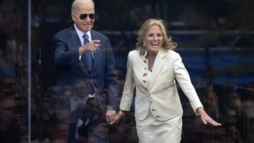Joe Biden anunţă că tratamentul său împotriva cancerului ”agresiv” la prostată ”merge cu adevărat bine” şi că lansează, la 17 noiembrie o carte, “Promise me, America”