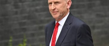 Andy Burnham anunţă primele numiri în noul cabinet britanic. Fostul ministru al apărării, John Healey, va fi ministru al finanţelor, iar Ed Miliband este noul ministru de externe. Shabana Mahmood rămâne ministru de interne