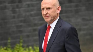 Andy Burnham anunţă primele numiri în noul cabinet britanic. Fostul ministru al apărării, John Healey, va fi ministru al finanţelor, iar Ed Miliband este noul ministru de externe. Shabana Mahmood rămâne ministru de interne