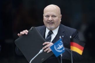 Procurorul-şef al Curţii Penale Internaţionale, britanicul Karim Khan, a fost demis din funcţie pe fondul acuzaţiilor de hărţuire sexuală