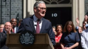 Regatul Unit este ”mai puternic şi mai drept”, dă asigurări Starmer, care pleacă ”mândru” şi ”zâmbind” de la Downing Street