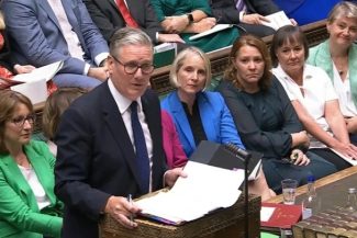 Starmer promite, în ultima sa sesiune de interpelări în Camera Comunelor, să-l susţină pe Burnham, succesorul său. “Goodbye”, şi-a încheiat sesiunea, la patru ani după ce fostul premier conservator Boris Johnson spunea în acelaşi loc “Hasta la vista, baby