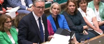 Starmer promite, în ultima sa sesiune de interpelări în Camera Comunelor, să-l susţină pe Burnham, succesorul său. “Goodbye”, şi-a încheiat sesiunea, la patru ani după ce fostul premier conservator Boris Johnson spunea în acelaşi loc “Hasta la vista, baby