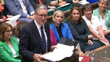 Starmer promite, în ultima sa sesiune de interpelări în Camera Comunelor, să-l susţină pe Burnham, succesorul său. “Goodbye”, şi-a încheiat sesiunea, la patru ani după ce fostul premier conservator Boris Johnson spunea în acelaşi loc “Hasta la vista, baby