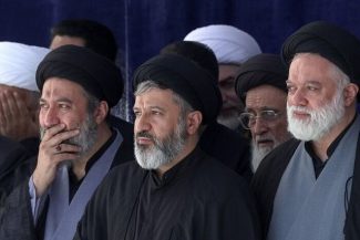Iran: Trei dintre fiii lui Ali Khamenei, prezenţi la funeralii. Însă lipseşte succesorul liderului iranian – VIDEO