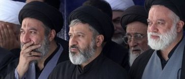 Iran: Trei dintre fiii lui Ali Khamenei, prezenţi la funeralii. Însă lipseşte succesorul liderului iranian – VIDEO