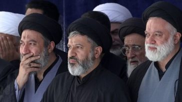 Iran: Trei dintre fiii lui Ali Khamenei, prezenţi la funeralii. Însă lipseşte succesorul liderului iranian – VIDEO