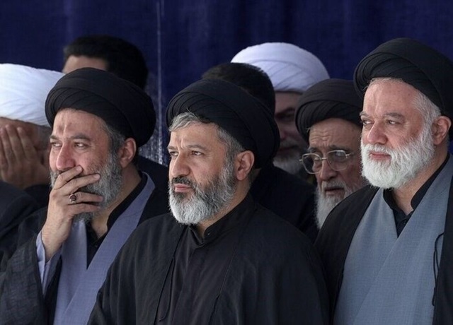 Iran: Trei dintre fiii lui Ali Khamenei, prezenţi la funeralii. Însă lipseşte succesorul liderului iranian – VIDEO