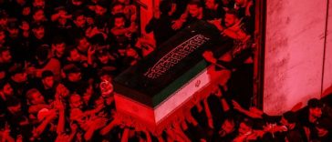 După mai bine de patru luni, Iranul şi-a înmormântat liderul asasinat odată cu un nou episod de atacuri reciproce cu SUA