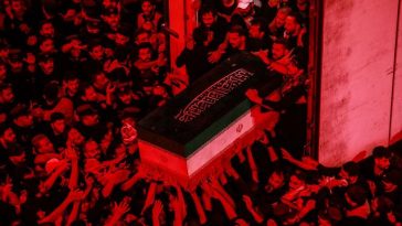 După mai bine de patru luni, Iranul şi-a înmormântat liderul asasinat odată cu un nou episod de atacuri reciproce cu SUA