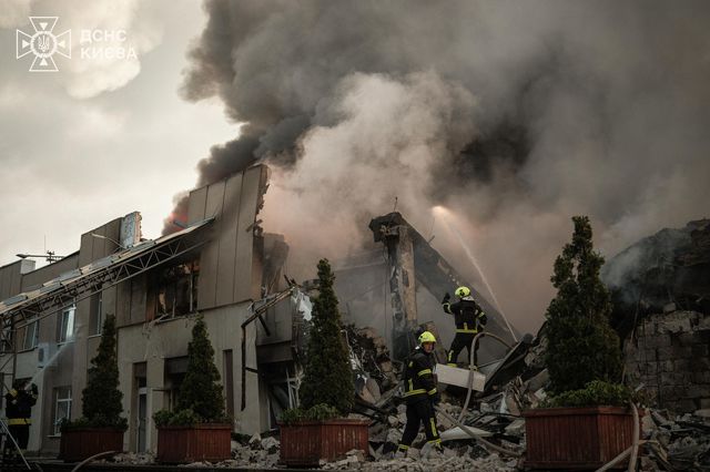 Forţele aeriene ucrainene afirmă că Rusia a lansat 570 de atacuri aeriene. Zelenski anunţă 13 morţi şi peste 90 de răniţi la Kiev – VIDEO