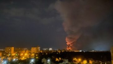 Serie de explozii la Kiev, în urma unei alerte privind un atac rus cu rachete balistice. Un depozit atins în cartierul Sviatoşînski şi fragmente cad pe clădiri nelocuite în cartierul Damîţki, anunţă Kliciko. Trei cartiere din Harkov, atinse într-un atac r