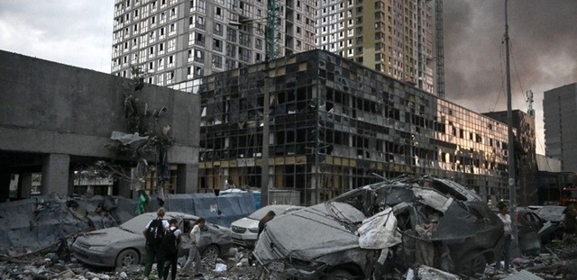 Cel puţin 14 morţi şi 70 de răniţi la Kiev, în atacuri ruseşti cu o zi înaintea summitului NATO de la Ankara. Ele arată o ”nevoie urgentă” de apărare aeriană, afirmă von der Leyen. Europenii şi Canada urmează să ofere Ucrainei un ajutor militar de 70 mil.