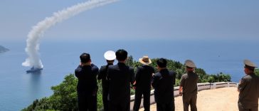Coreea de Nord – Kim Jong-un supraveghează un nou test militar naval
