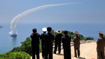 Coreea de Nord – Kim Jong-un supraveghează un nou test militar naval