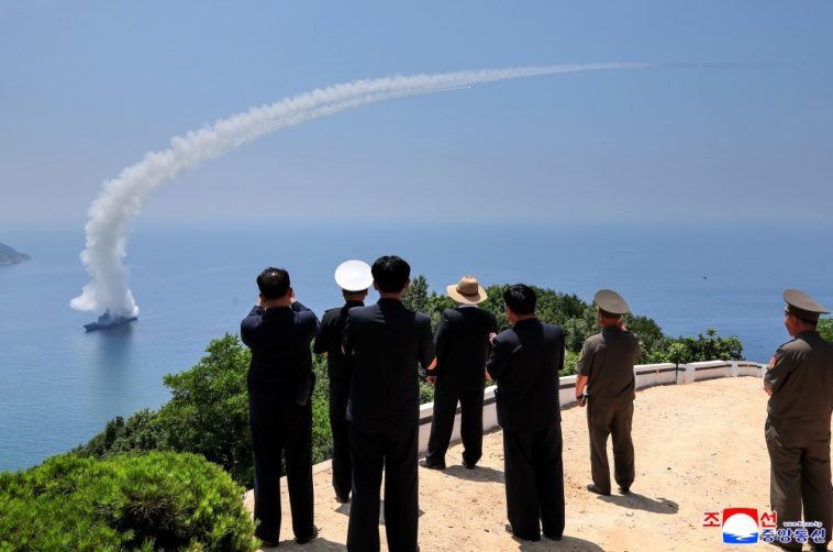Coreea de Nord – Kim Jong-un supraveghează un nou test militar naval