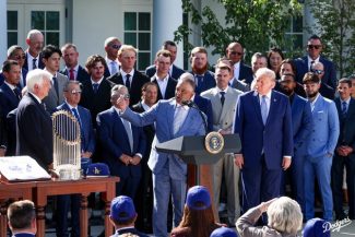 MLB: Jucătorii echipei LA Dodgers au vizitat Casa Albă şi i-au oferit preşedintelui Trump un inel de campion al World Series
