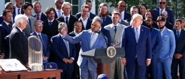 MLB: Jucătorii echipei LA Dodgers au vizitat Casa Albă şi i-au oferit preşedintelui Trump un inel de campion al World Series
