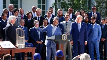 MLB: Jucătorii echipei LA Dodgers au vizitat Casa Albă şi i-au oferit preşedintelui Trump un inel de campion al World Series