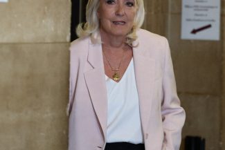 Candidatura prezidenţială a lui Marine Le Pen atârnă în balanţă, după ce instanţa a dispus să-i fie montat un dispozitiv electronic de monitorizare