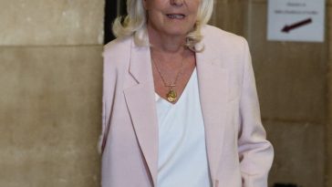 Candidatura prezidenţială a lui Marine Le Pen atârnă în balanţă, după ce instanţa a dispus să-i fie montat un dispozitiv electronic de monitorizare