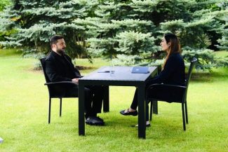 Laura Loomer, influencer MAGA şi o apropiată a lui Donald Trump, îşi schimbă radical poziţia faţă de Ucraina după o vizită la Kiev în care l-a intervievat pe Zelenski. Şeful Casei Albe laudă interviul – VIDEO