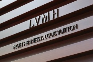 LVMH îşi majorează uşor vânzările, susţinute de cererea puternică din SUA, în pofida impactului războiului cu Iranul asupra turismului