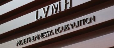 LVMH îşi majorează uşor vânzările, susţinute de cererea puternică din SUA, în pofida impactului războiului cu Iranul asupra turismului