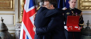 Macron îl decorează pe Starmer cu Legiunea de Onoare