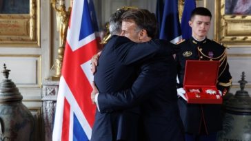Macron îl decorează pe Starmer cu Legiunea de Onoare