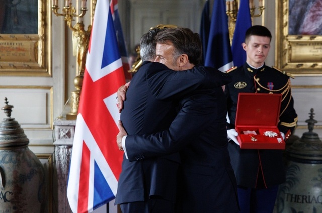 Macron îl decorează pe Starmer cu Legiunea de Onoare