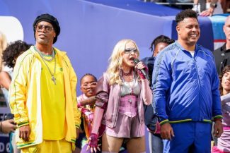 Spectacol incendiar la pauza finalei Cupei Mondiale. Madonna, alături de Ronaldo şi Ronaldinho. Au cântat şi BTS, Justin Bieber şi Shakira – VIDEO