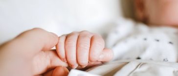 INS: Numărul naşterilor înregistrate în mai, în scădere faţă de aprilie, dar şi comparativ cu mai 2025. Recul de 13% la naşteri, faţă de anul trecut/ Sporul natural s-a menţinut negativ