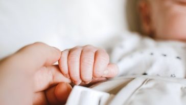 INS: Numărul naşterilor înregistrate în mai, în scădere faţă de aprilie, dar şi comparativ cu mai 2025. Recul de 13% la naşteri, faţă de anul trecut/ Sporul natural s-a menţinut negativ