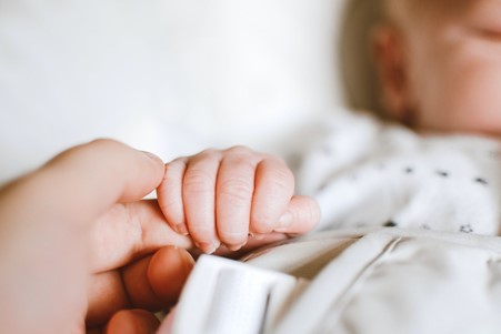 INS: Numărul naşterilor înregistrate în mai, în scădere faţă de aprilie, dar şi comparativ cu mai 2025. Recul de 13% la naşteri, faţă de anul trecut/ Sporul natural s-a menţinut negativ