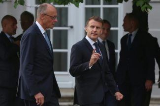 Parisul şi Berlinul vor o ”relansare” în domeniul apărării, la un Consiliu al Miniştrilor comun, la Castelul Augustusburg, în Germania şi să treacă peste eşecul avionului lor comun