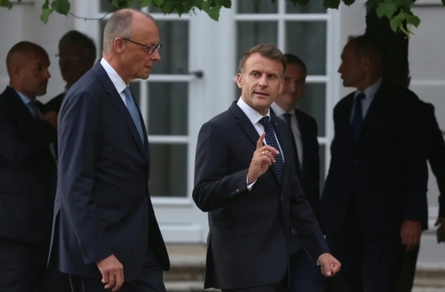 Parisul şi Berlinul vor o ”relansare” în domeniul apărării, la un Consiliu al Miniştrilor comun, la Castelul Augustusburg, în Germania şi să treacă peste eşecul avionului lor comun