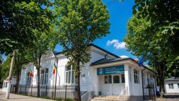 Premieră la o maternitate din Iaşi: O femeie de 55 de ani a născut prin cezariană, la termen, un copil sănătos