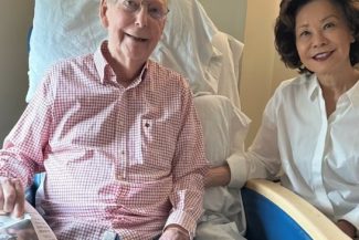 Senatorul republican Mitch McConnell afirmă că spitalizarea sa, sursă a multor speculaţii, a fost cauzată de o cădere