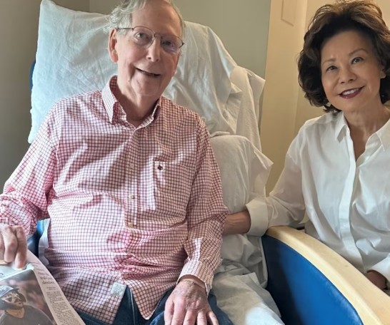 Senatorul republican Mitch McConnell afirmă că spitalizarea sa, sursă a multor speculaţii, a fost cauzată de o cădere